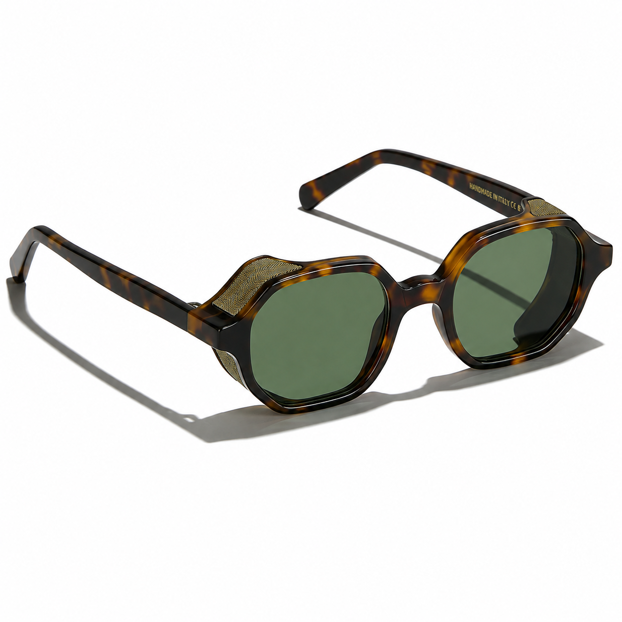 Óculos de sol L.G.R Zanzibar Explorer Skin em acetato Havana com lentes verdes e aplicações em tecido Solaro, vistos em perspetiva