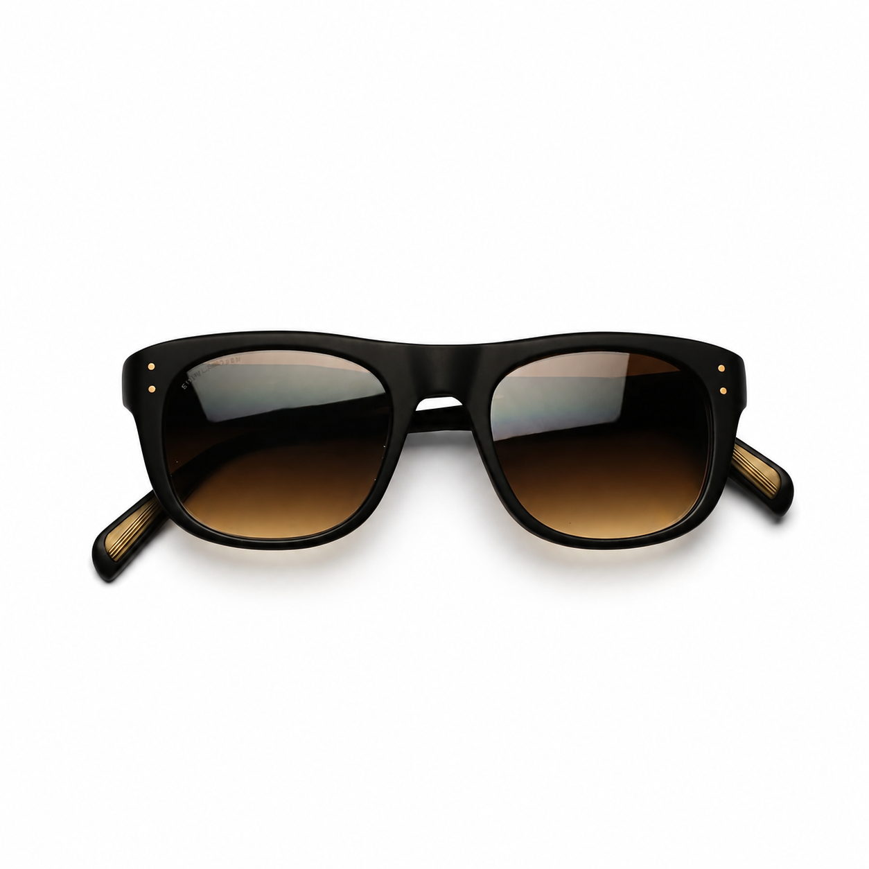 Óculos de sol Steve McQueen Race 012 em acetato preto mate, com lentes castanhas degradê e detalhes dourados.